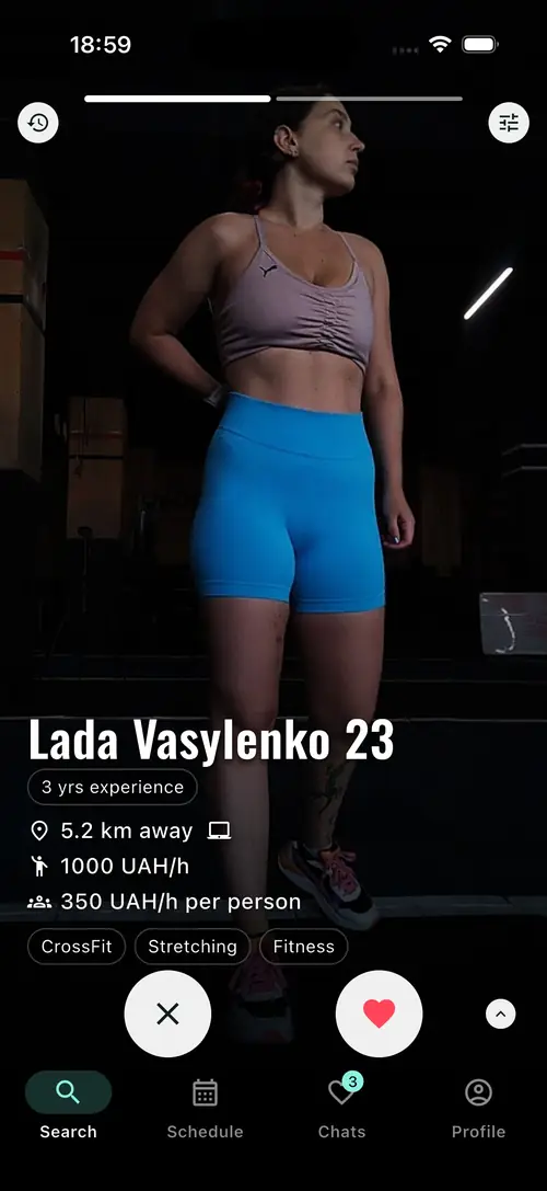 Swiping through fitness trainers in the Fitkolo app